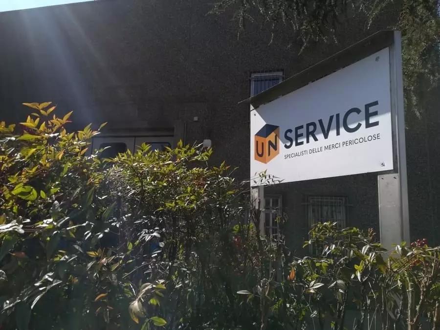 Insegna un-service merci pericolose